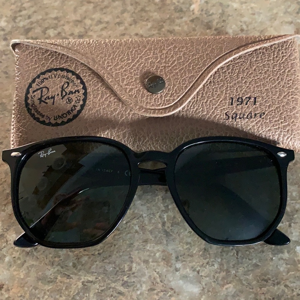 Never worn! Given as a gift, can’t return
